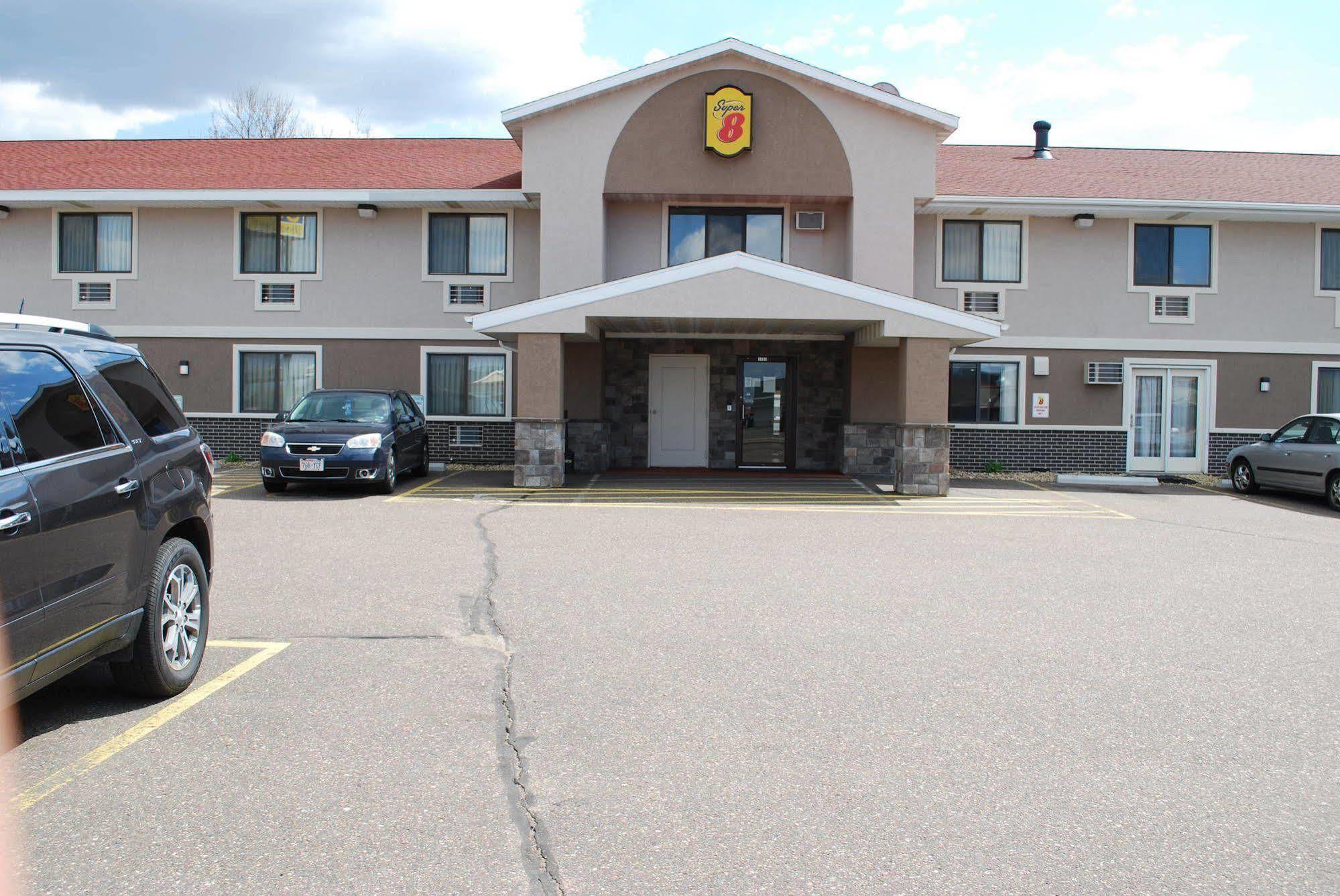 Hotel Super 8 By Wyndham Eau Claire Wi Exterior foto
