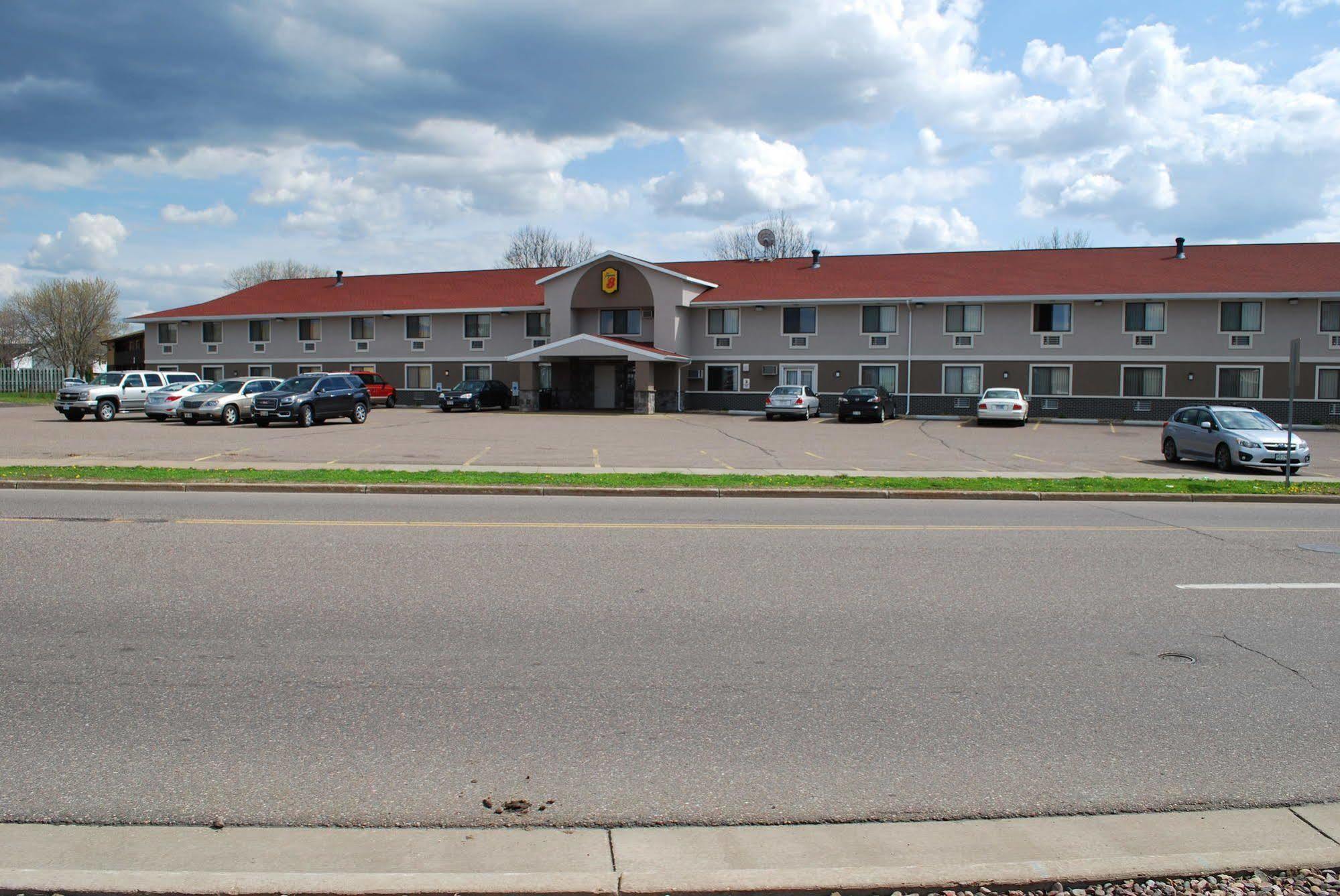 Hotel Super 8 By Wyndham Eau Claire Wi Exterior foto
